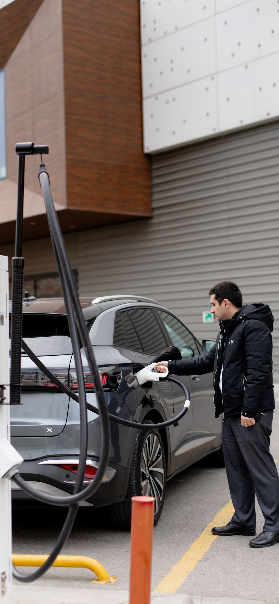 Charge.az stansiyasında elektromobil şarj edilir — Bakı